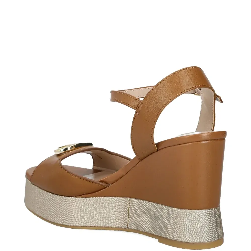 Сандалии на танкетке Сандалии на танкетке