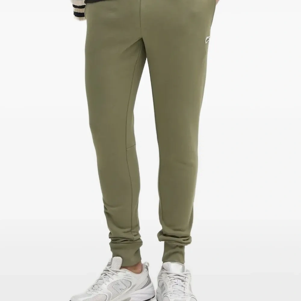 Спортивные брюки с вышитым логотипом