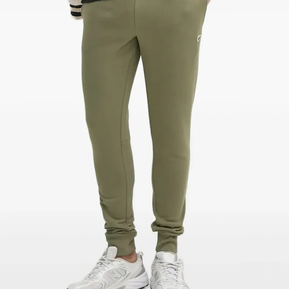 Спортивные брюки с вышитым логотипом