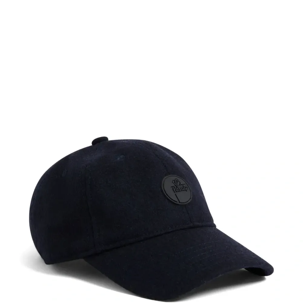 Шерстяная кепка с нашивкой-логотипом