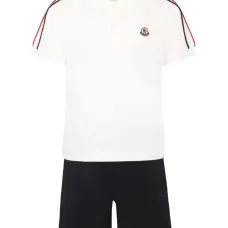 Комплект из рубашки поло и шортов с нашивкой-логотипом