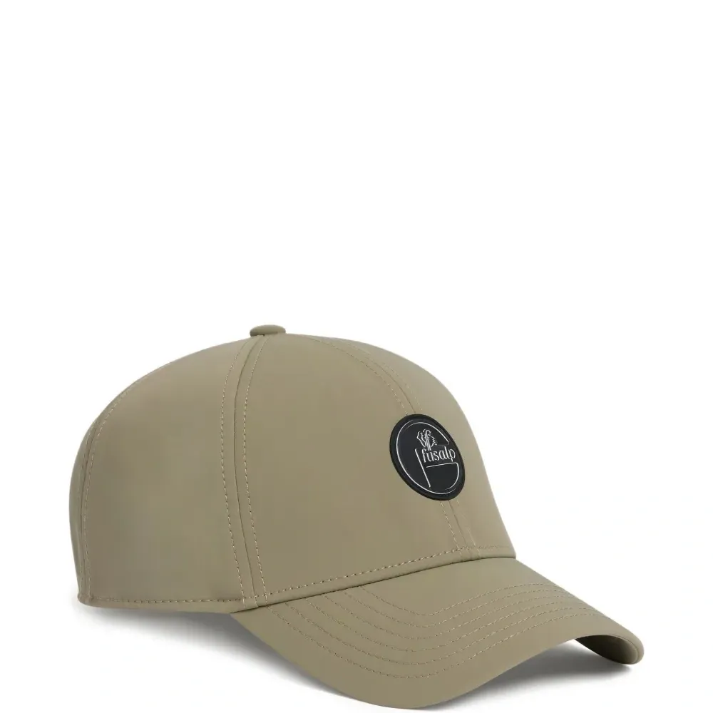 Кепка с нашивкой-логотипом