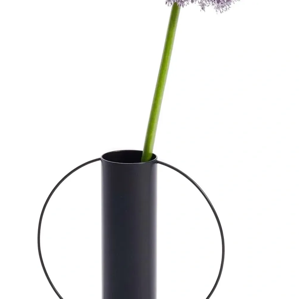 Ваза с круглой деталью