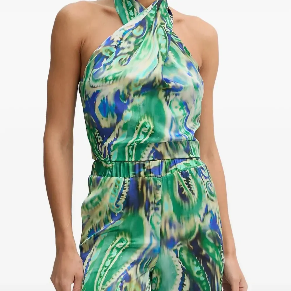 Блузка на шее с узором «пейсли»