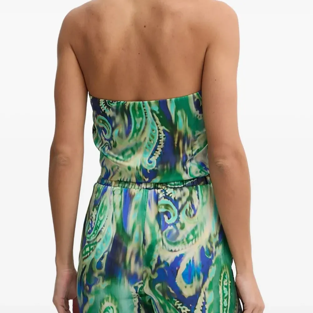 Блузка на шее с узором «пейсли»