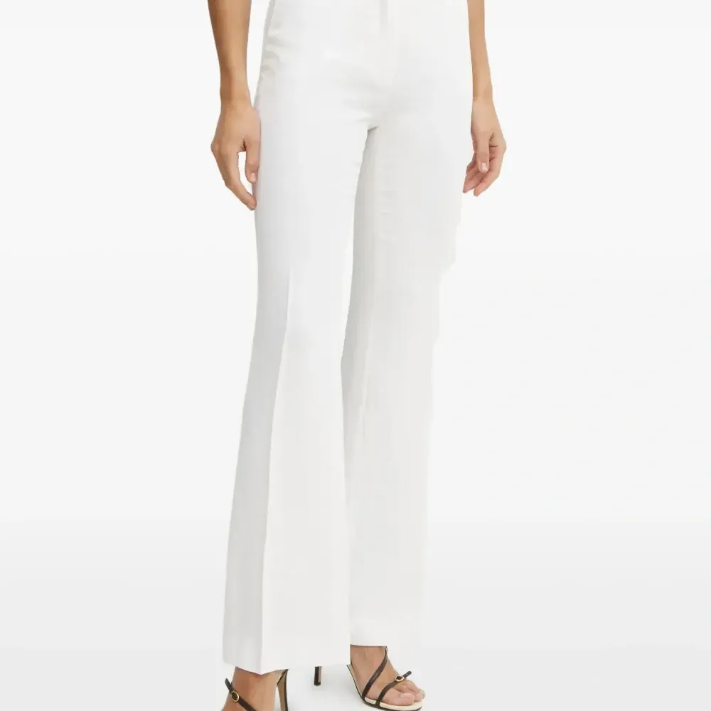 Расклешенные брюки с карманами