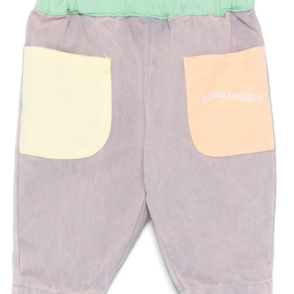 Джинсы в стиле колор-блок Джинсы в стиле колор-блок