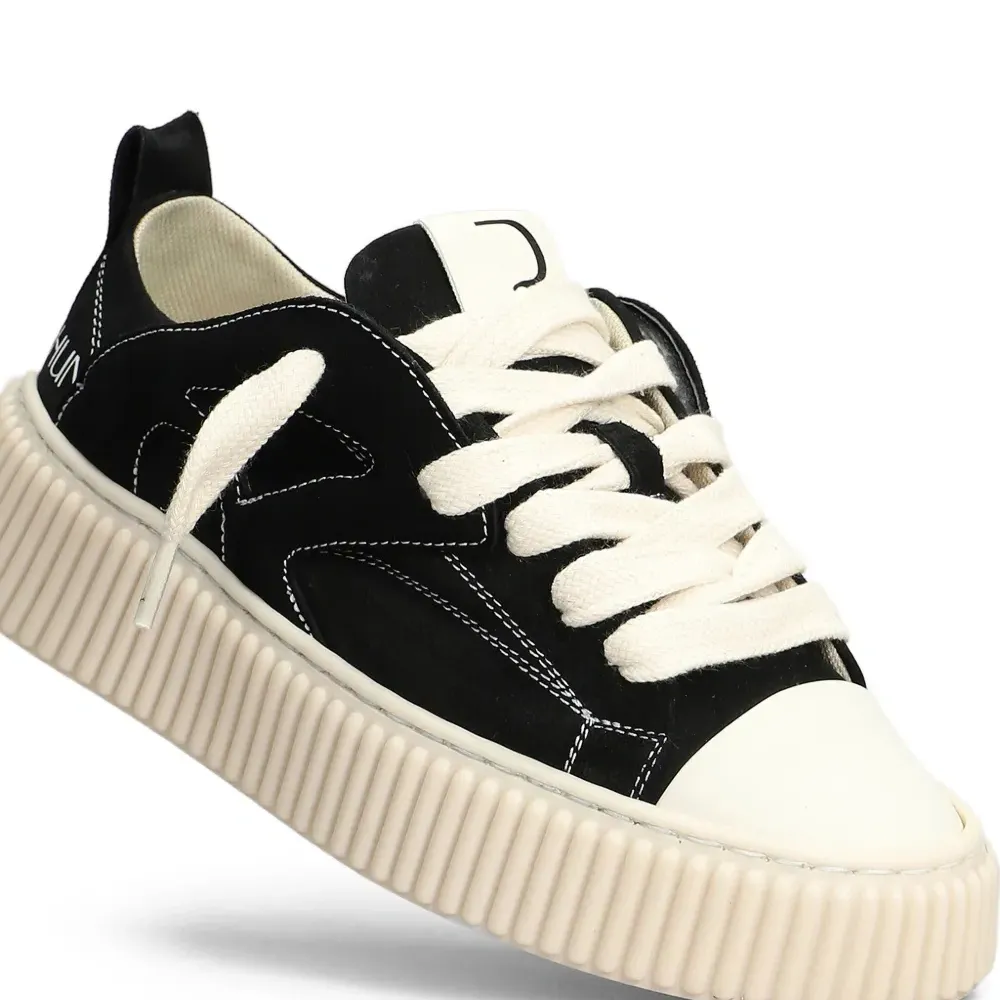 Кожаные кроссовки