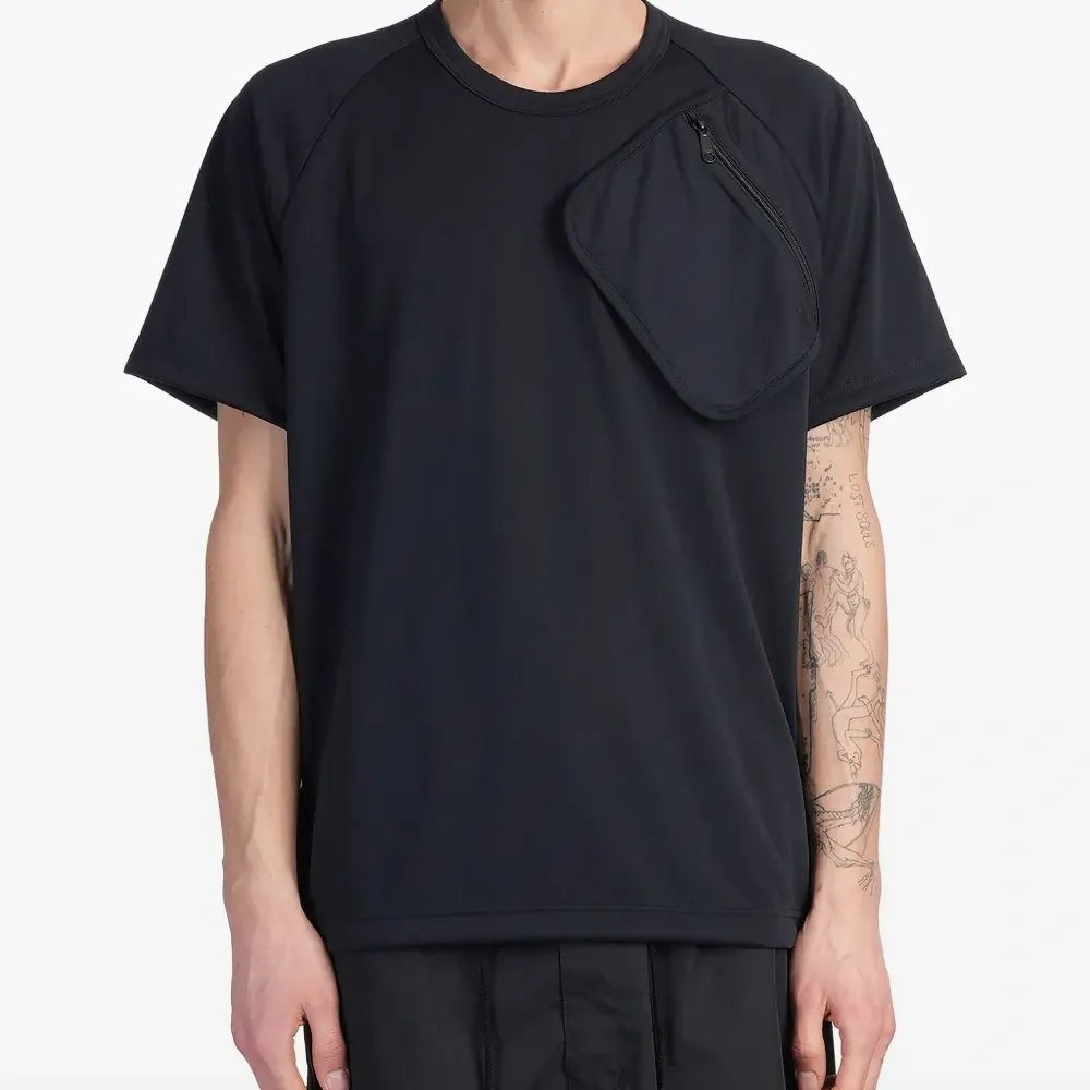 Футболка с карманом на молнии Футболка с карманом на молнии