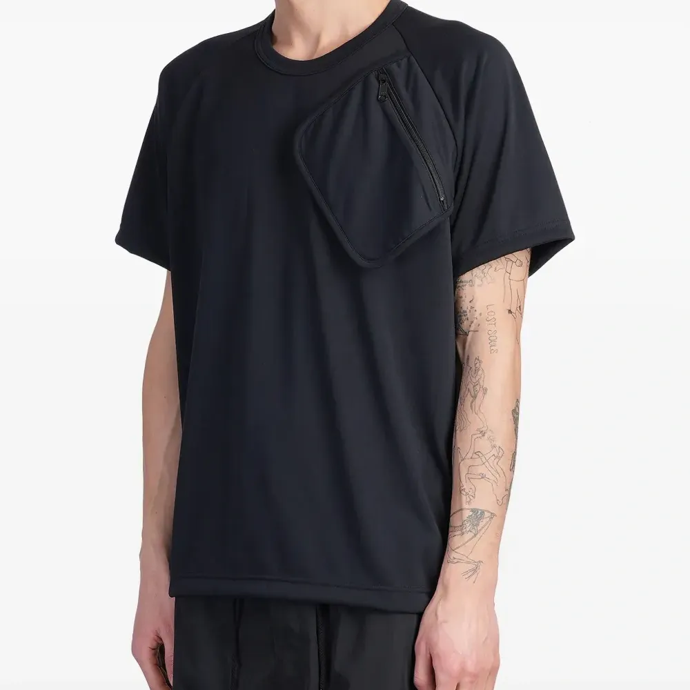 Футболка с карманом на молнии Футболка с карманом на молнии