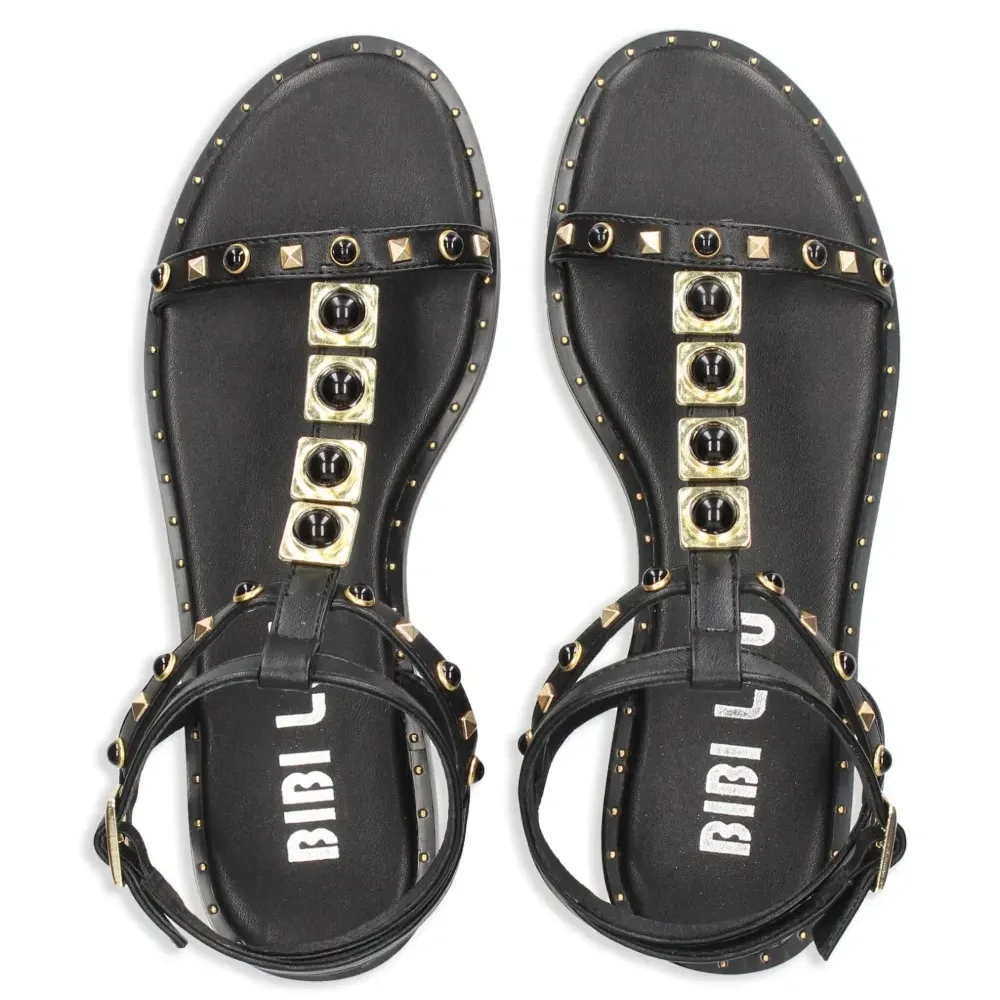 Сандалии с заклепками