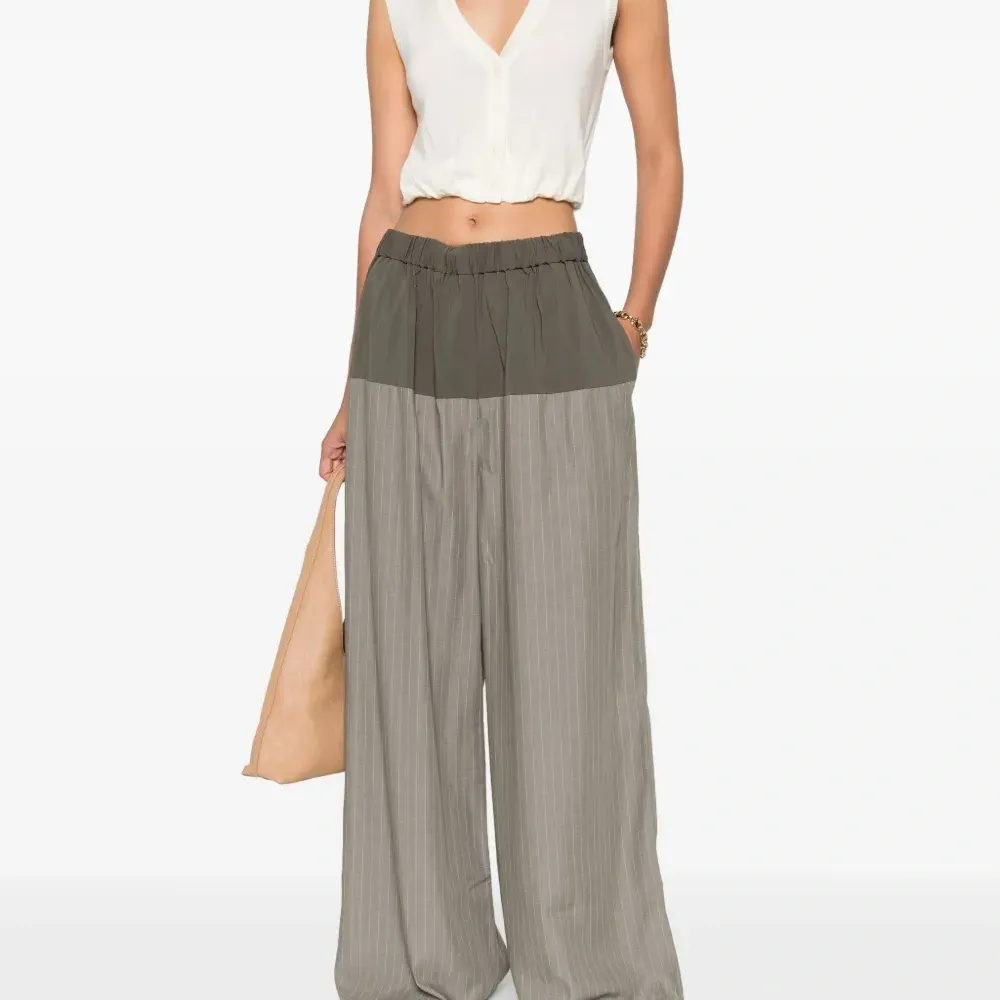 брюки в тонкую полоску