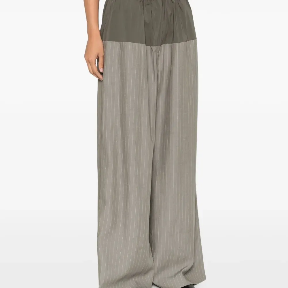 брюки в тонкую полоску