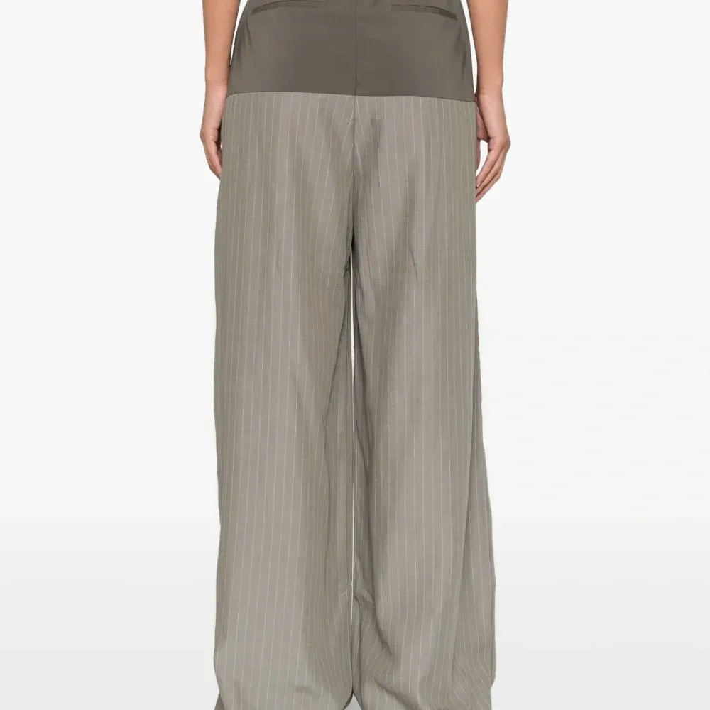 брюки в тонкую полоску