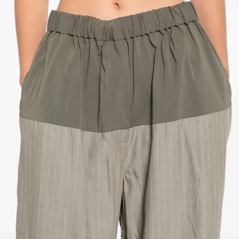 брюки в тонкую полоску