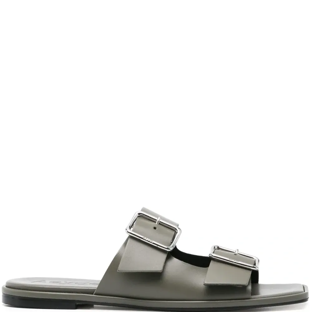 Сандалии на плоской подошве