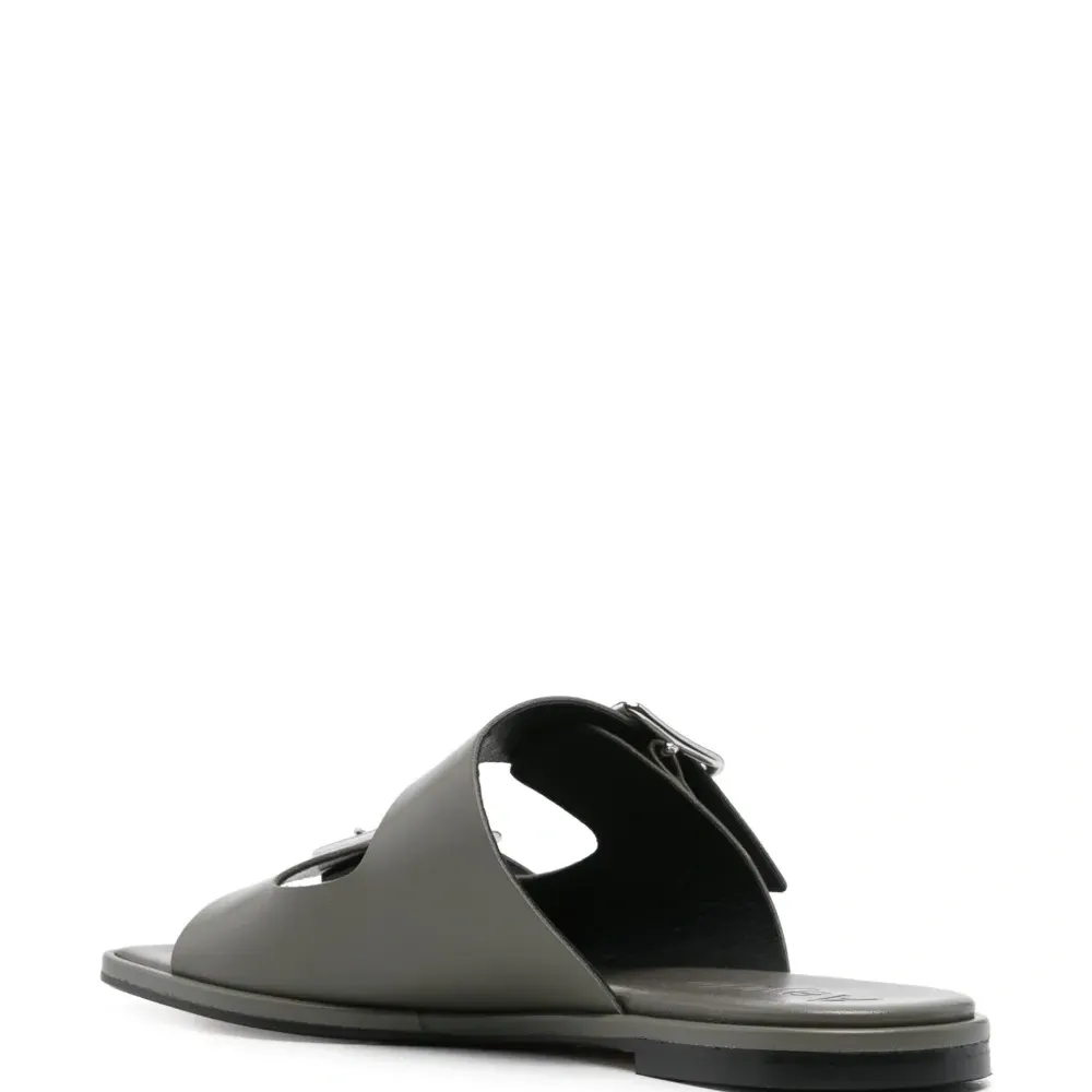 Сандалии на плоской подошве