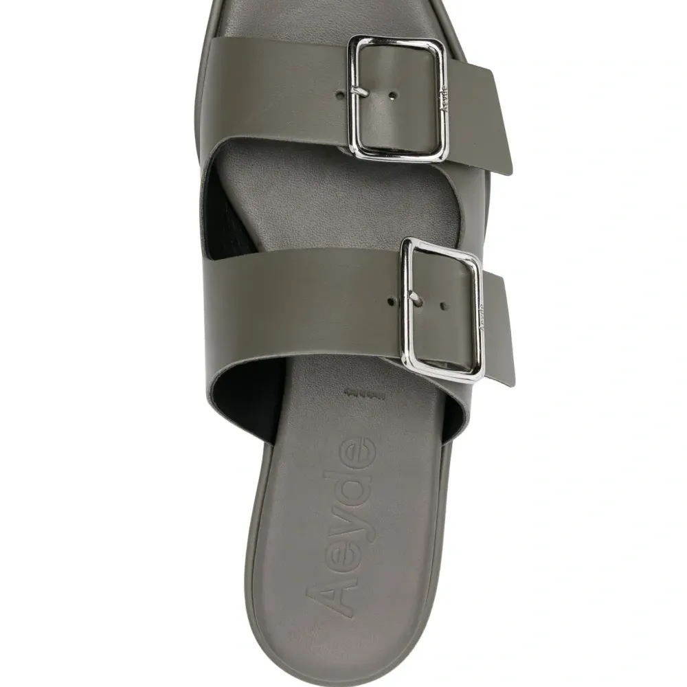 Сандалии на плоской подошве