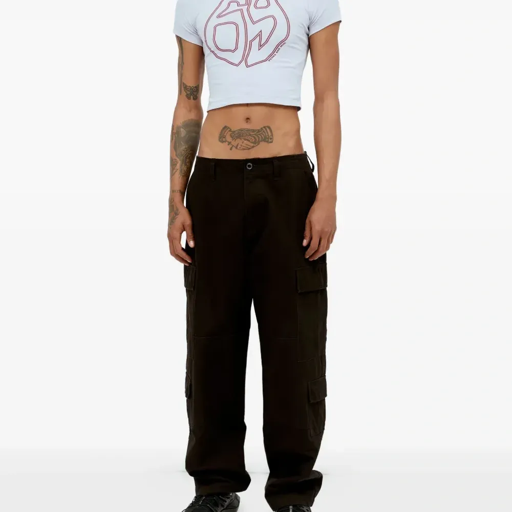 Укороченная футболка с графическим принтом