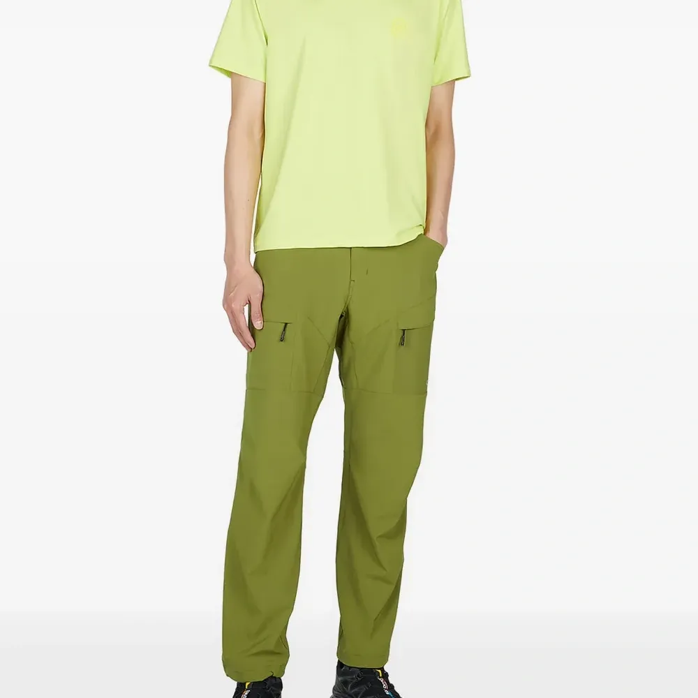 футболка с логотипом