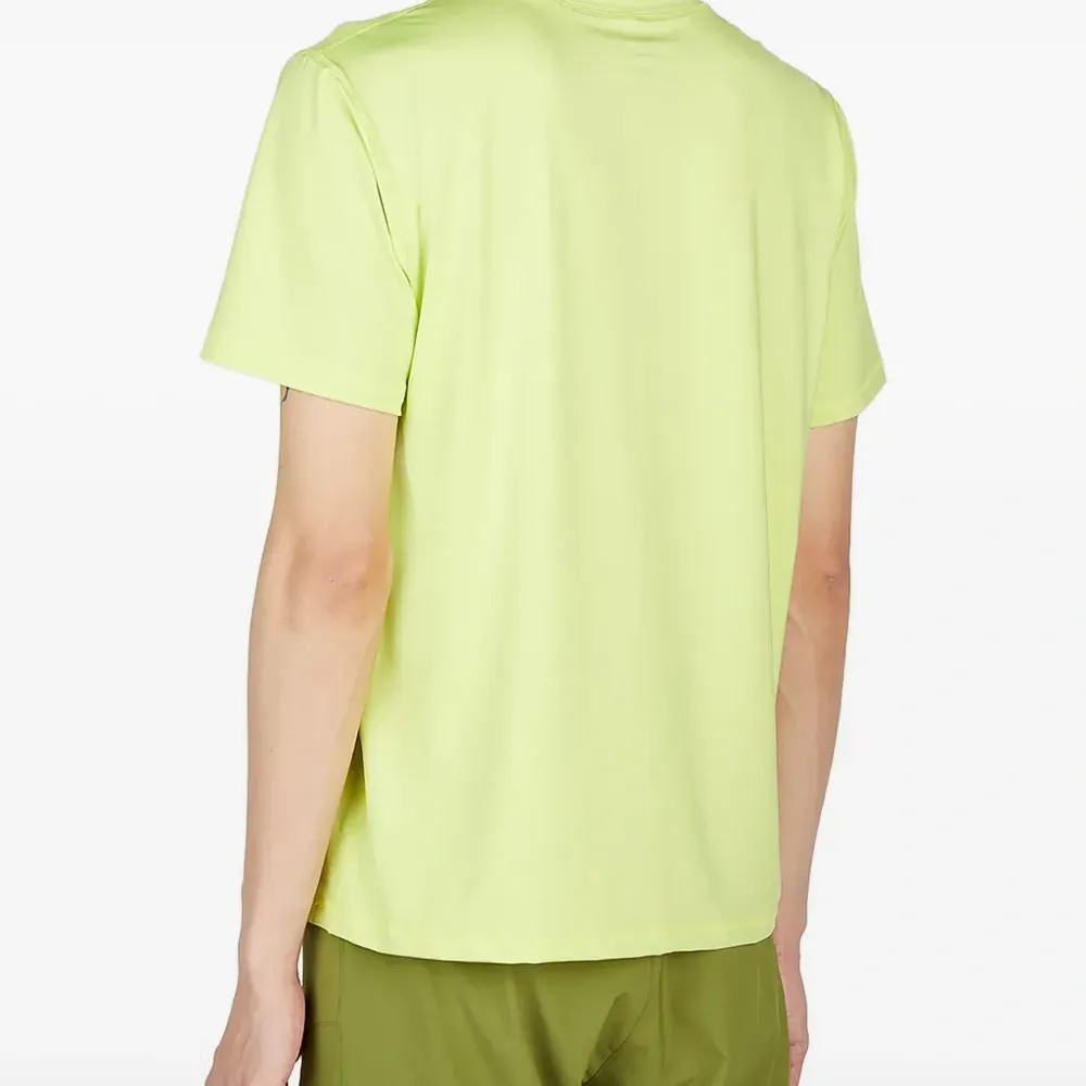 футболка с логотипом