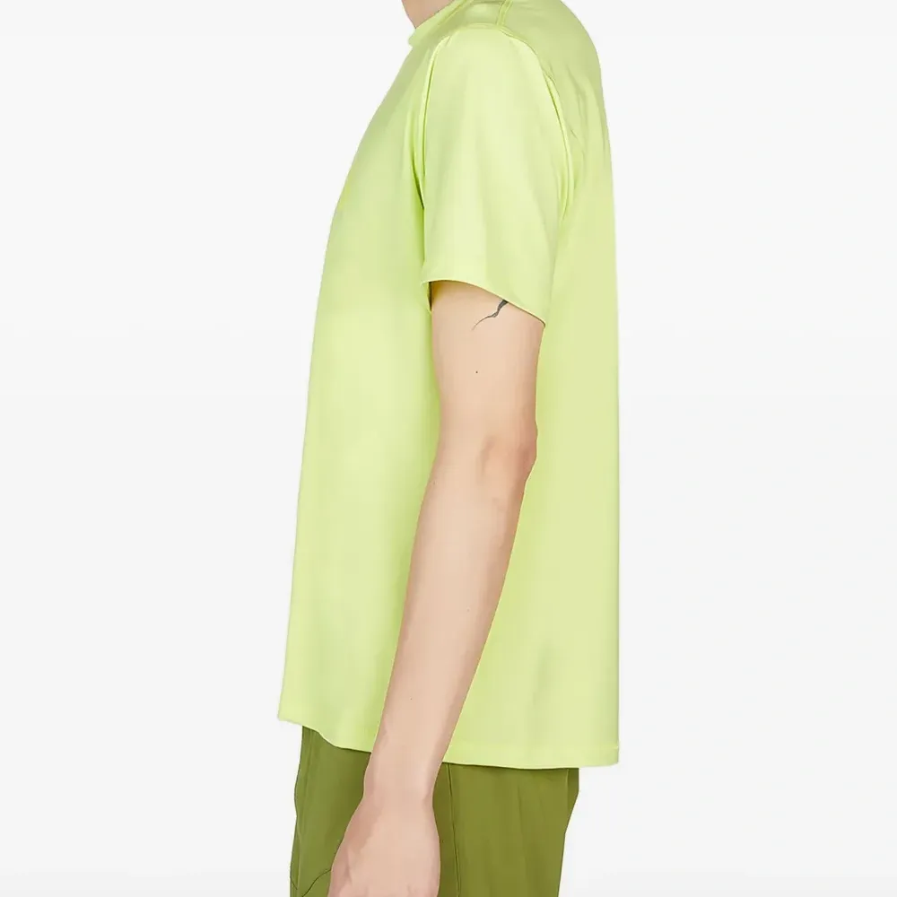 футболка с логотипом