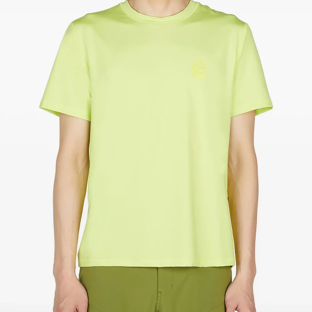 футболка с логотипом