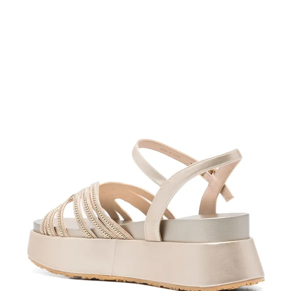 Сандалии с цепочками