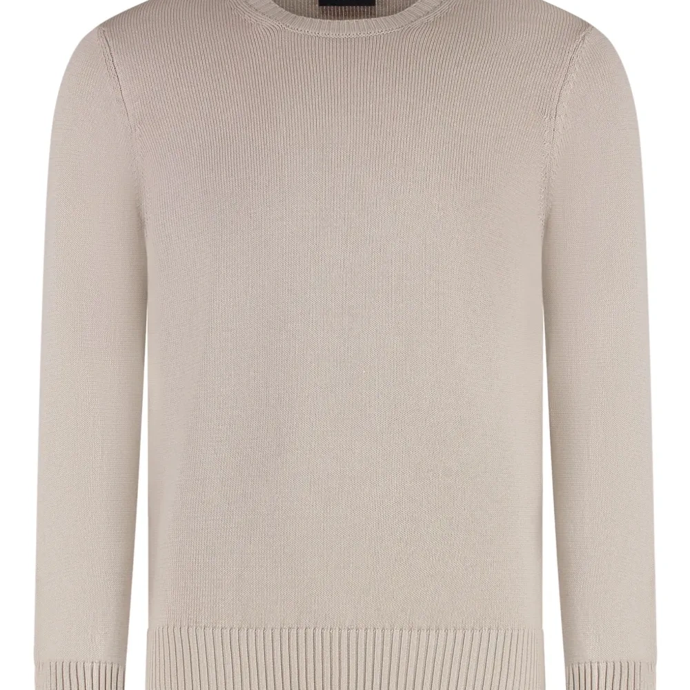 свитер с круглым вырезом