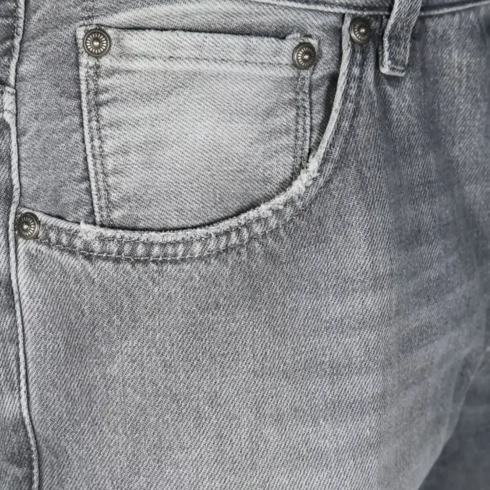 Джинсы с эффектом потертости Джинсы с эффектом потертости