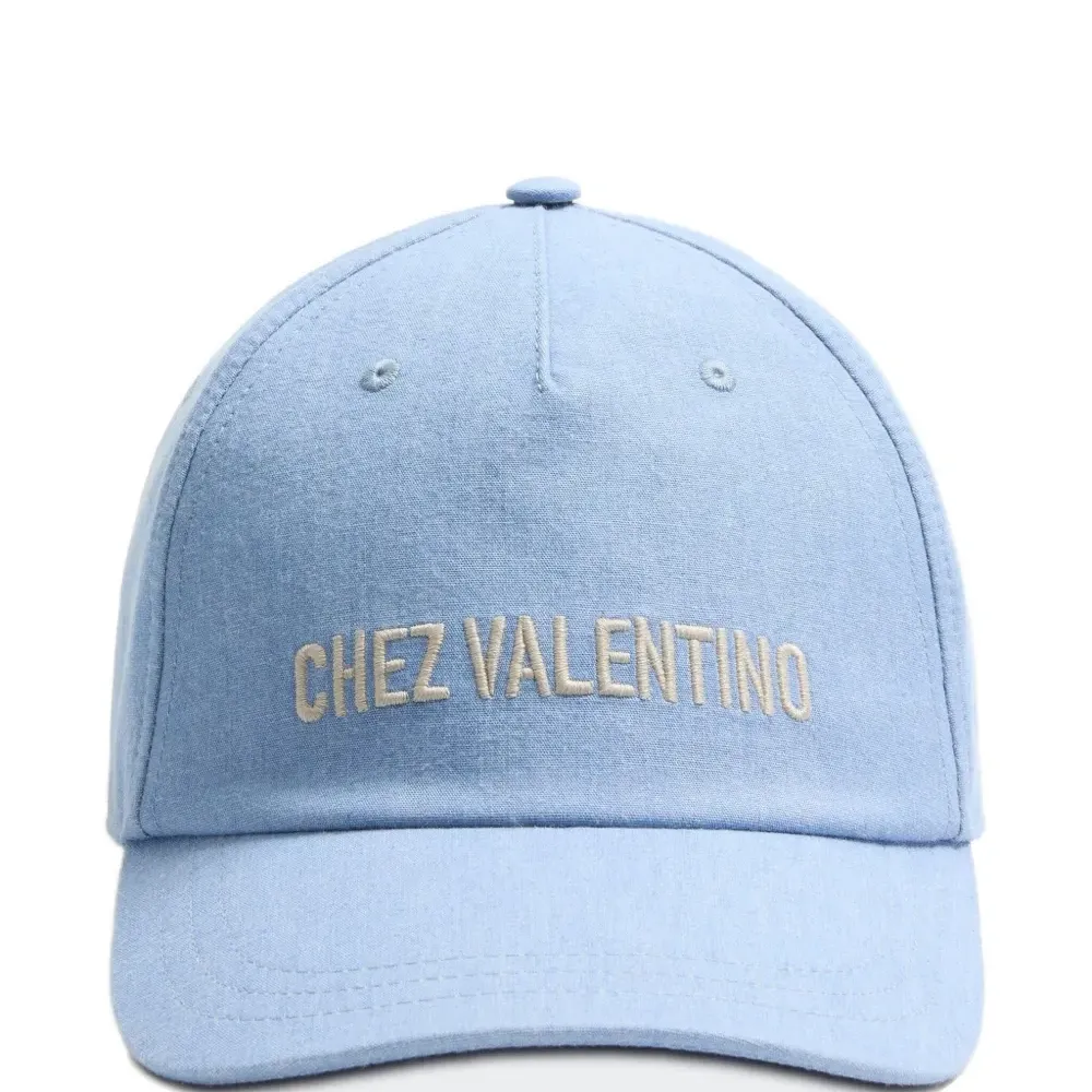 Кепка с вышитым логотипом