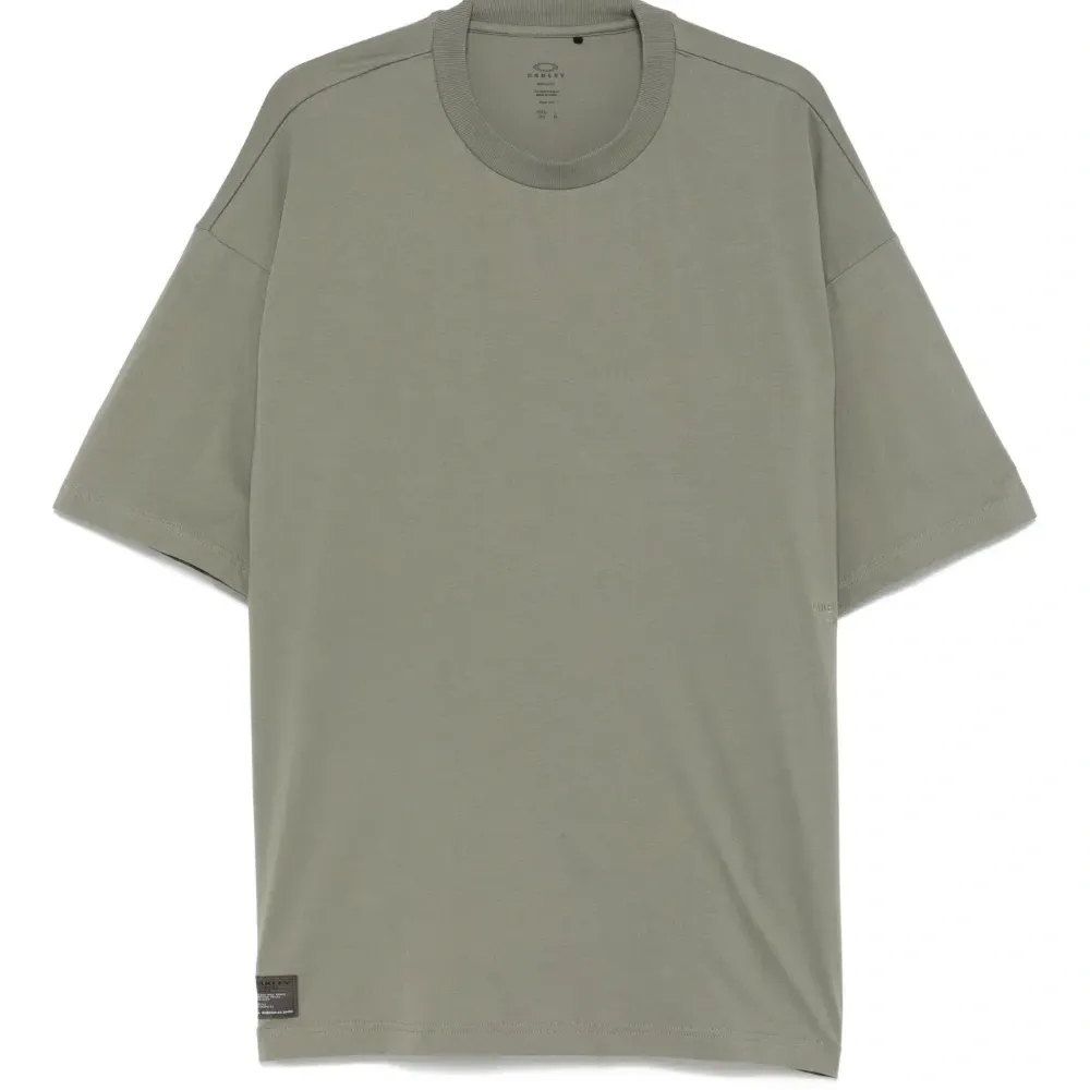 Футболка с вышитым логотипом