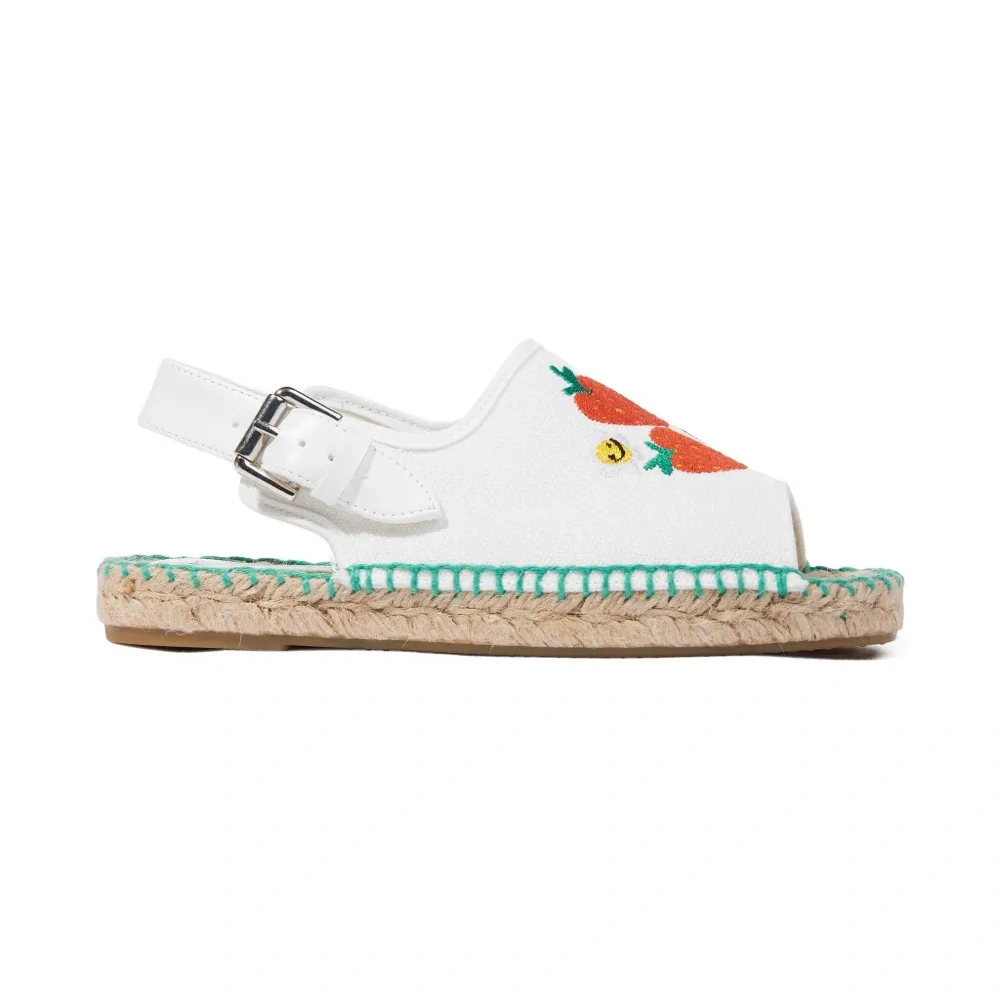 Сандалии с вышивкой