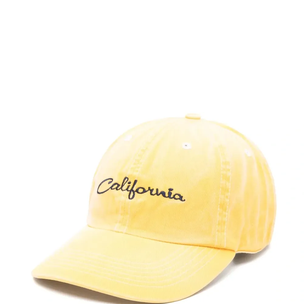 Кепка с вышитой надписью