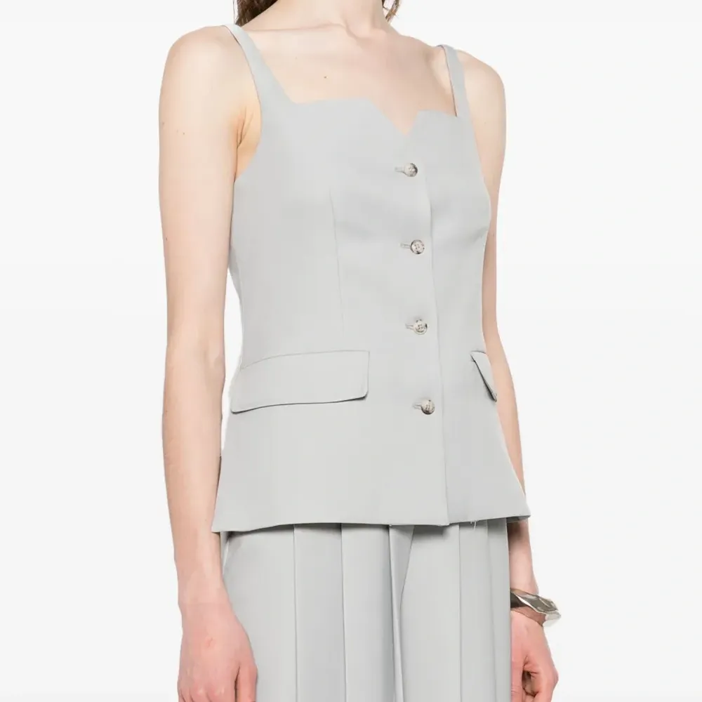 Жилет на пуговицах