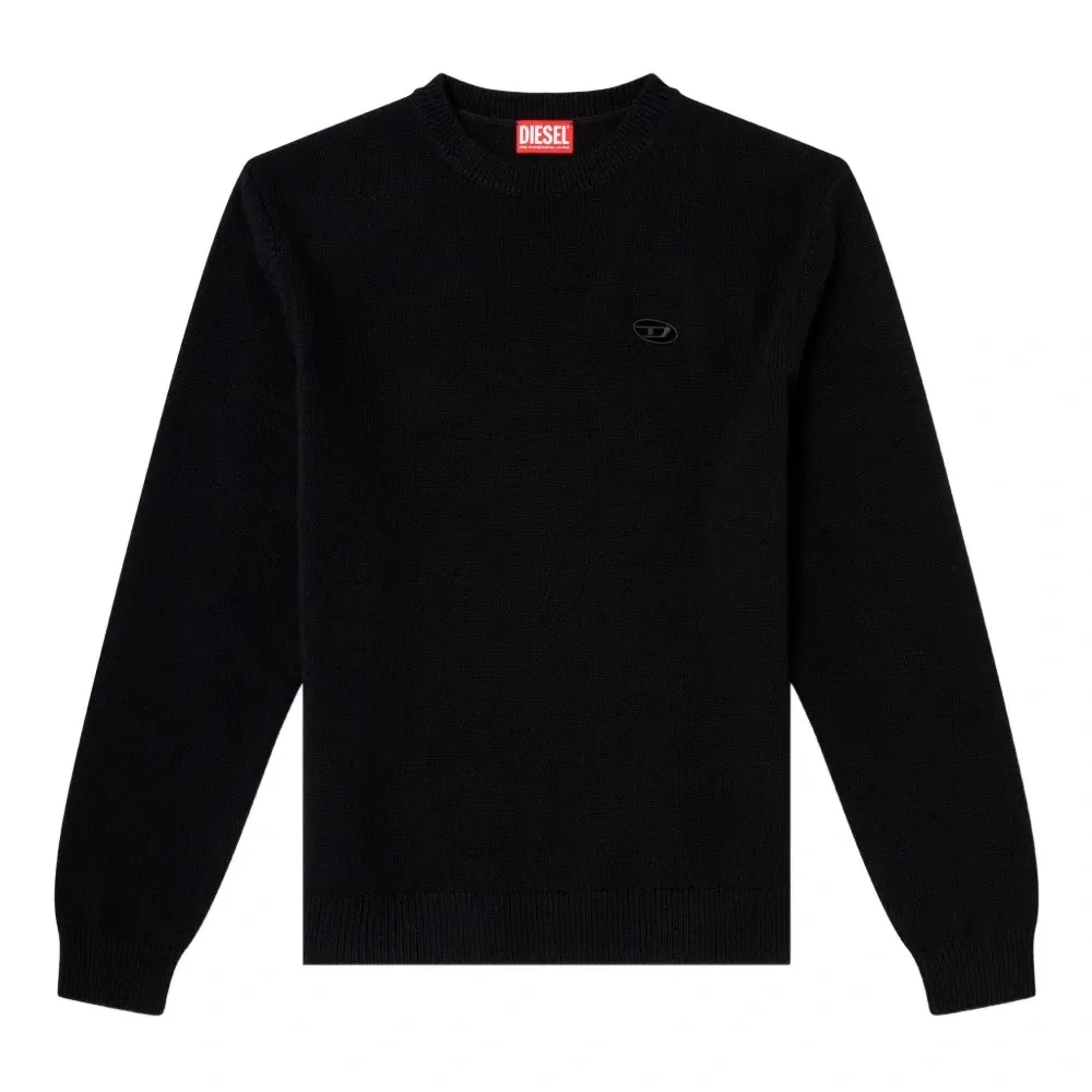 Свитер с вышитым логотипом