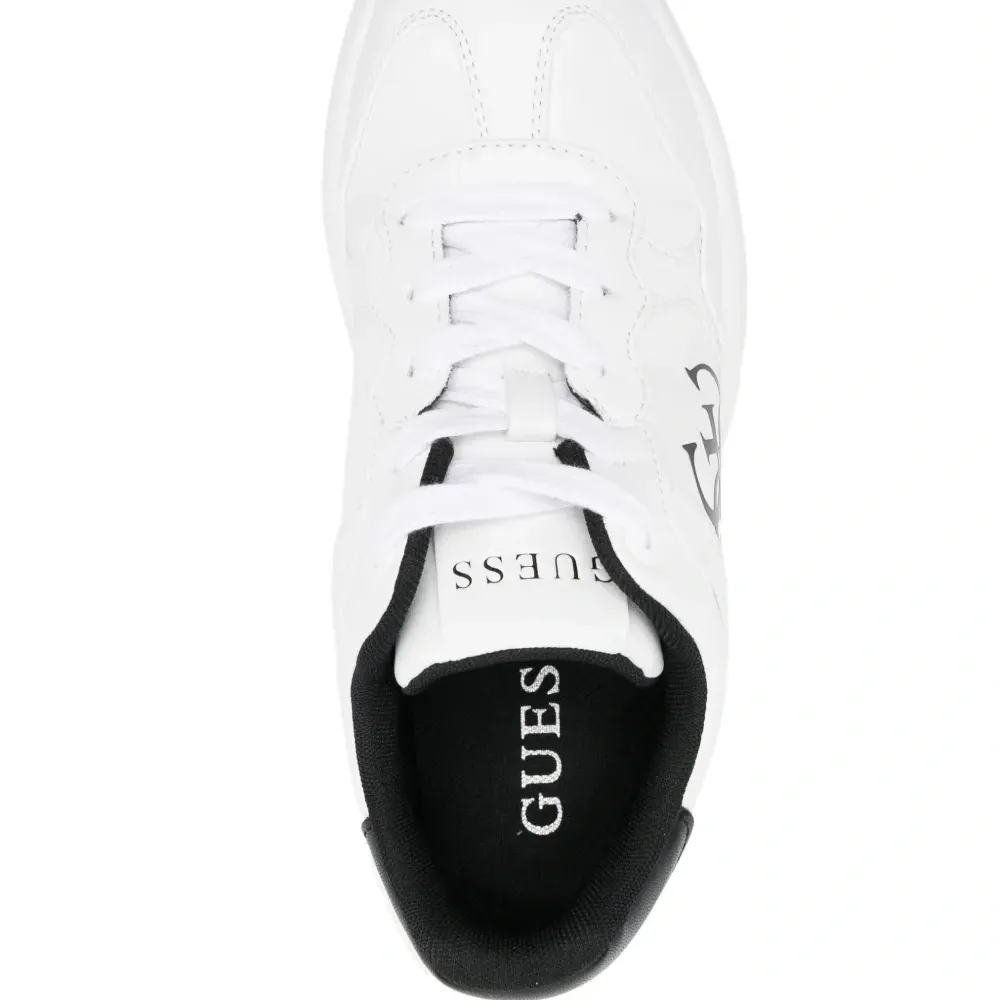 Кроссовки с логотипом