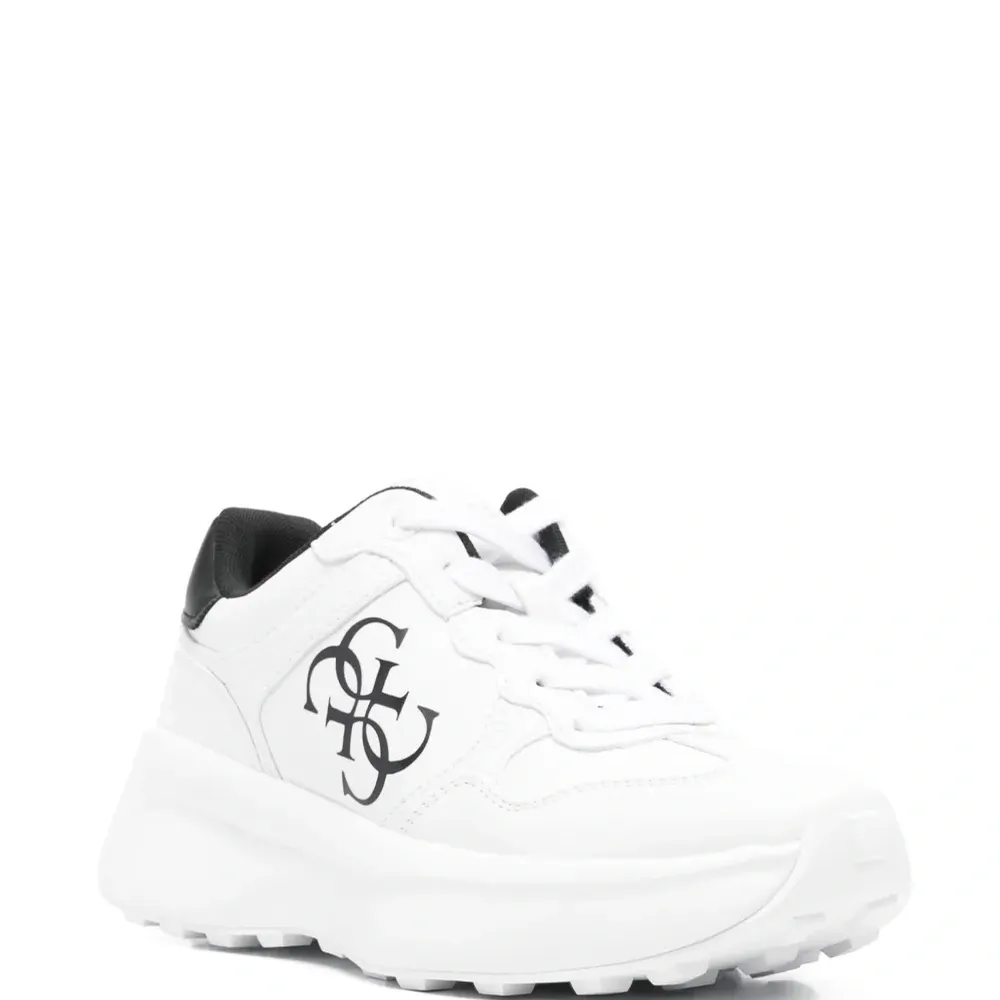 Кроссовки с логотипом