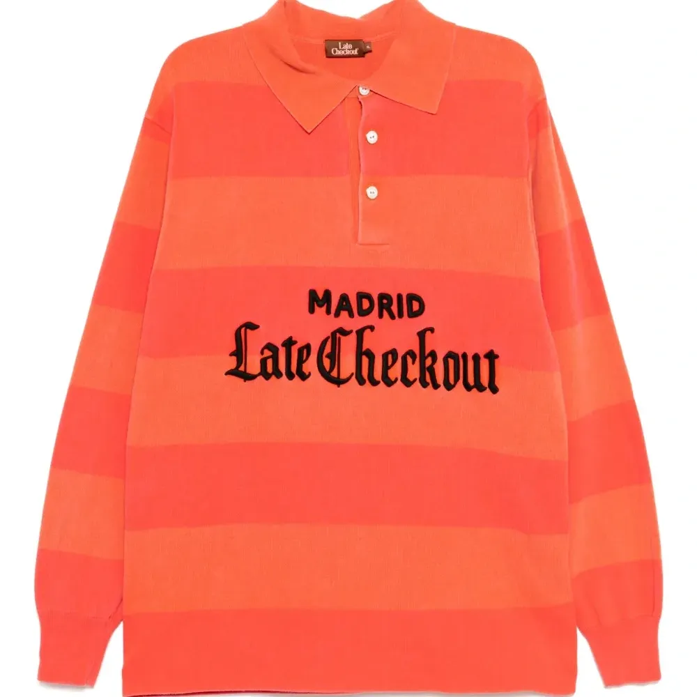 Толстовка с вышивкой и воротником поло