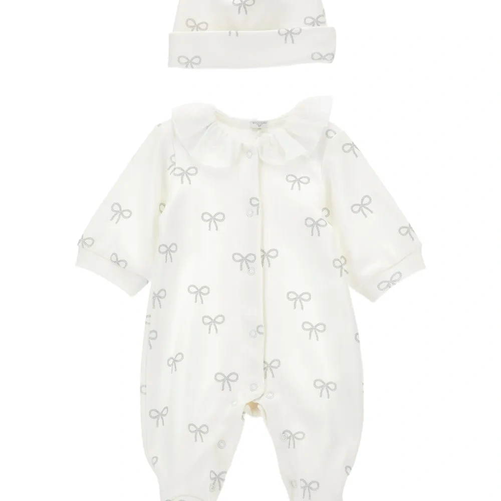 комплект из комбинезона, шапки и нагрудника с принтом