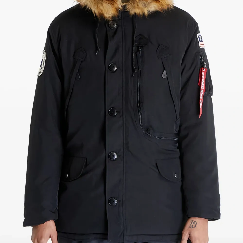 куртка с капюшоном и искусственным мехом