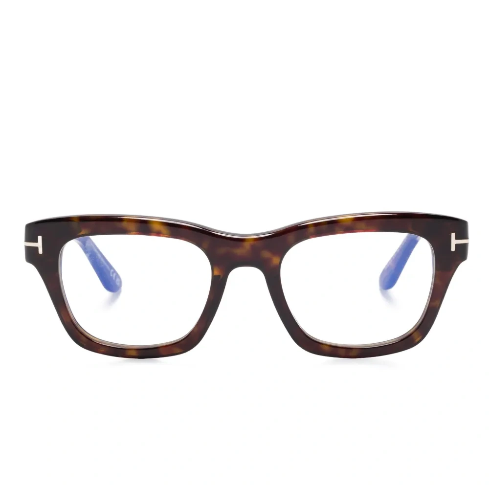 Очки в прямоугольной оправе