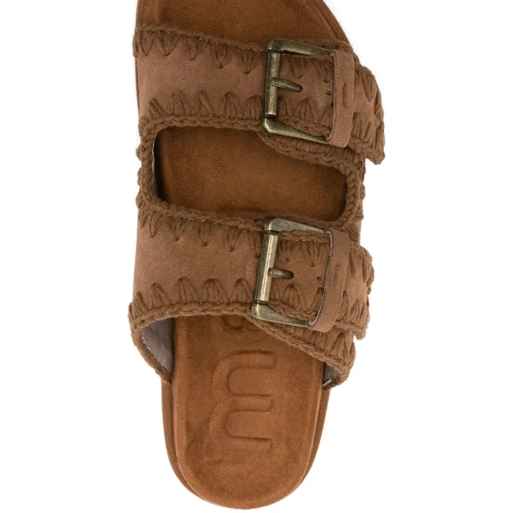 Сандалии с пряжками