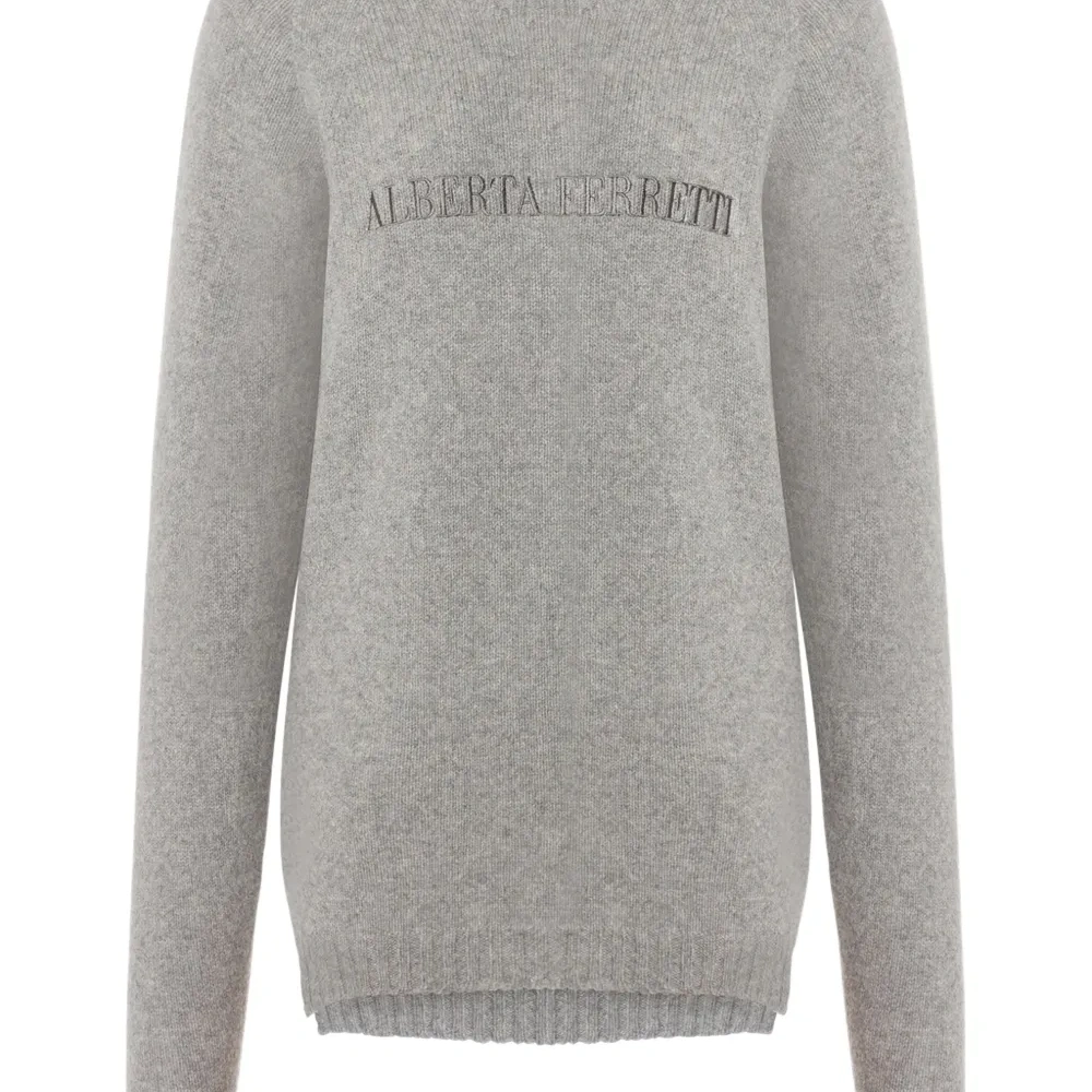 Свитер с вышитым логотипом