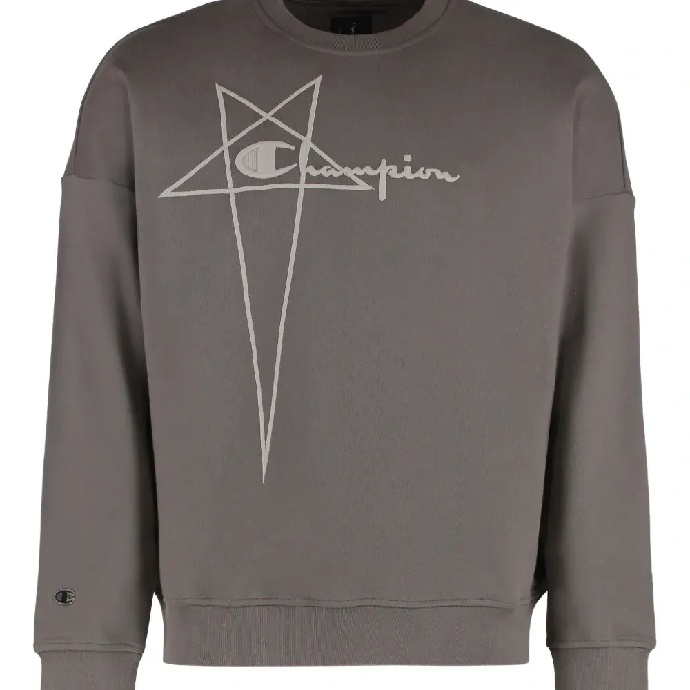 Толстовка из коллаборации с Champion