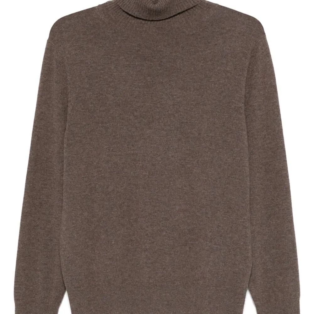 Свитер с высоким воротником