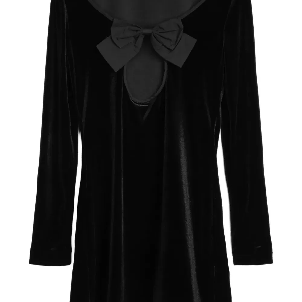 Платье с открытыми плечами