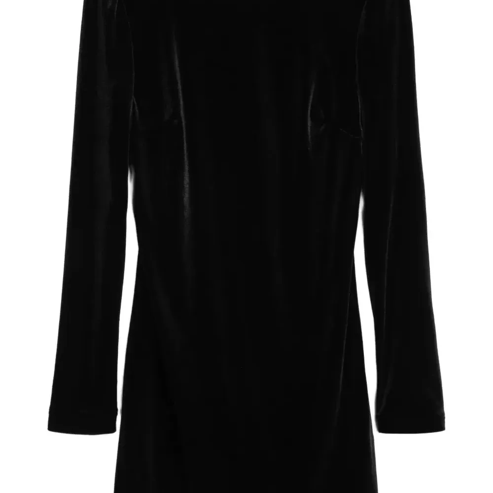 Платье с открытыми плечами