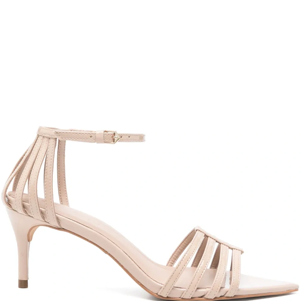 Босоножки на каблуке