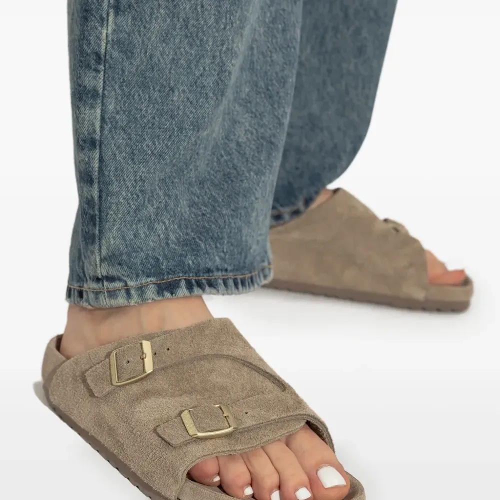 Сандалии с пряжками